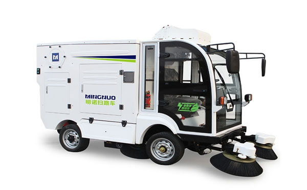 巴楚四轮扫路车MN-S1800配备240L标准垃圾桶